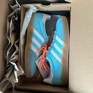 Adidas gazelle light blue / cloud white / gum mens 8/ w 9.5 NIB.